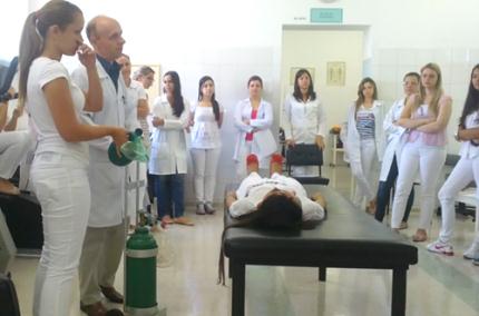 Alunos de Fisioterapia aplicam ressuscitação cardiopulmonar