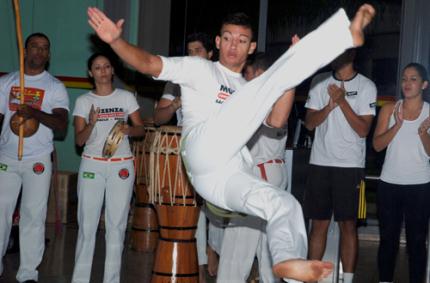 Educação Física e grupo Muzenza exibem capoeira