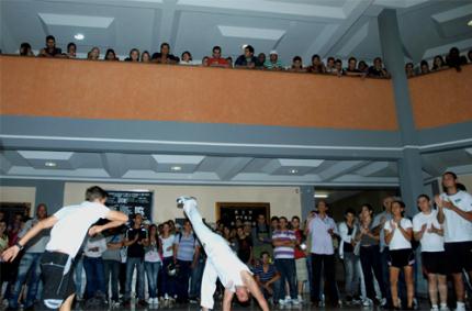 Educação Física e grupo Muzenza exibem capoeira