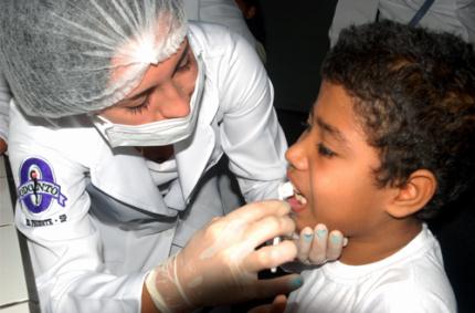 Odontologia ensina crianças a escovar dentes da forma certa