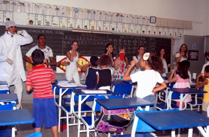 Odontologia ensina crianças a escovar dentes da forma certa