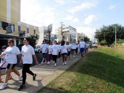 Caminhada promovida pela OAB recebe contribuição da Unoeste