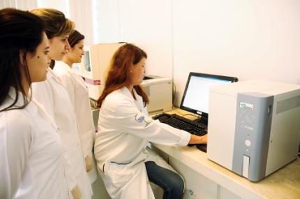 Cursos contam com aparelhos modernos de análises clínicas