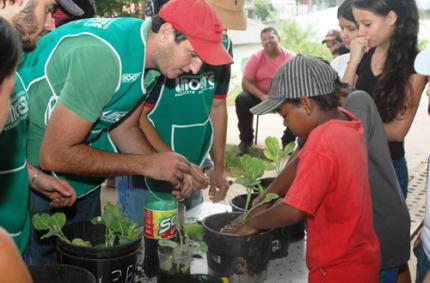 Cultivo de hortaliças em vasos é ensinado para adolescentes