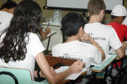 Adolescentes são orientados como prevenir DSTs e gravidez