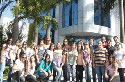 Alunos de Farmácia visitam indústria da EMS em Hortolândia