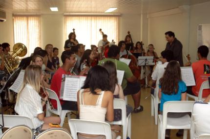 Projeto Guri na Universidade traz maestro Arthur Barbosa