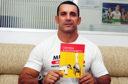 Docente integra evento mundial e lança livro sobre capoeira