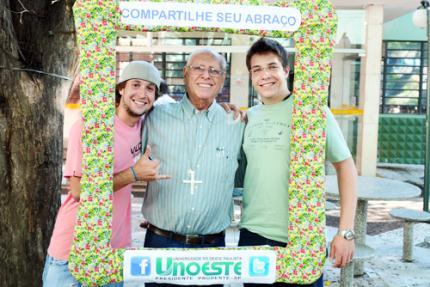 Dia do Abraço mobiliza os mais descontraídos e gera alegria