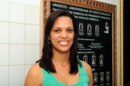 Egressa de Farmácia é gerente e torna-se modelo para irmã