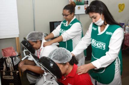 Funcionárias de rede atacadista passam por cuidado estético