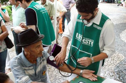 Idosos são alertados sobre o perigo da doença renal crônica