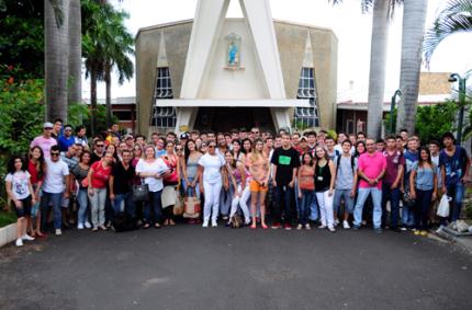Calouros levam alegria e doações a idosos do Lar São Rafael