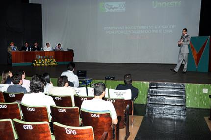 Representantes da saúde e do direito integram mesa redonda