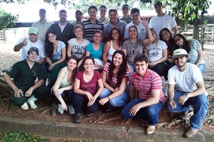 Veterinária desenvolve aula prática na Fazenda Experimental