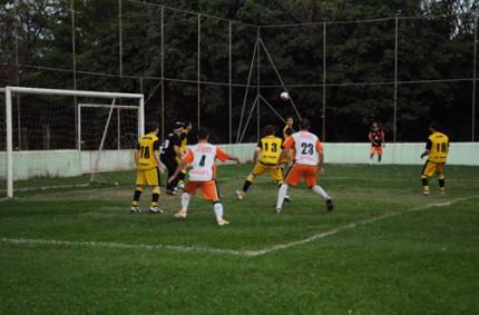 Medicina bate Civil e é campeã do futebol nos Intercursos
