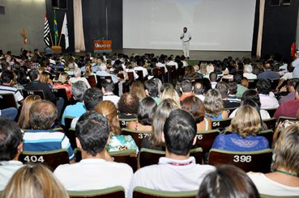 Filósofo aborda desafios das universidades na nova sociedade
