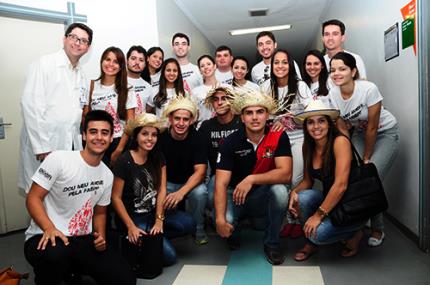 Futuros médicos fazem campanha de doação de sangue