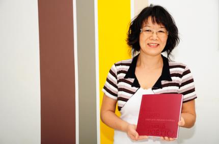 Professora arte-educadora lança livro em Londrina