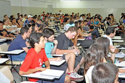 Futuros engenheiros são estimulados para prática solidária