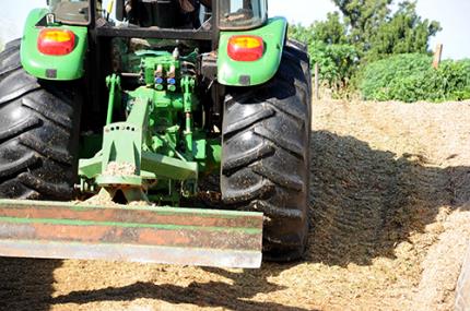 Agrárias realizam processo de silagem no campo experimental