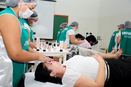 Mães da Unoeste são homenageadas com serviços de beleza