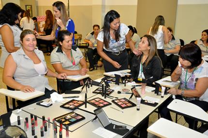 Mães da Unoeste são homenageadas com serviços de beleza