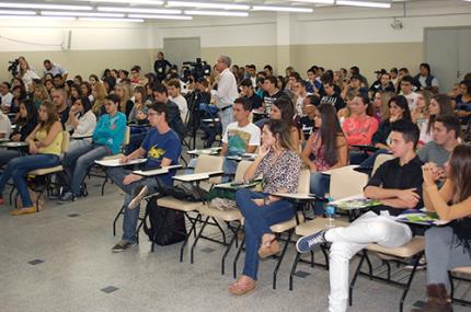 Jornalista de rede do Jornal Nacional palestra na Unoeste