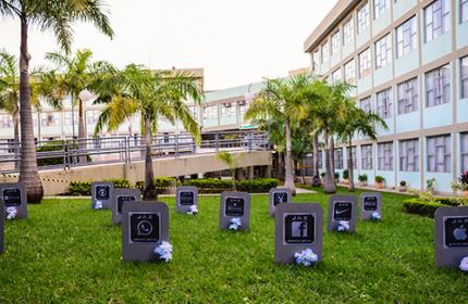 Cemitério fictício chama a atenção de alunos no campus II