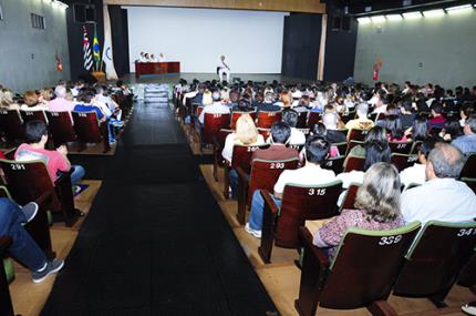 Medicina acolhe calouros e familiares no 1º dia de aula