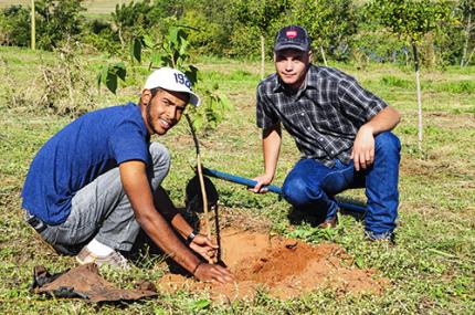 Trote de Agronomia e Ambiental beneficia área verde