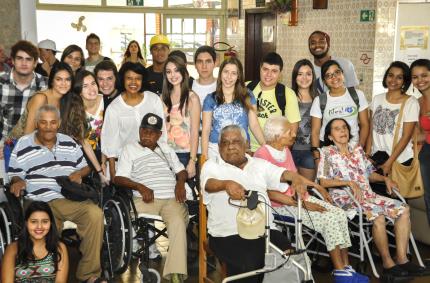 Universitários proporcionam alegria para mais de 80 idosos
