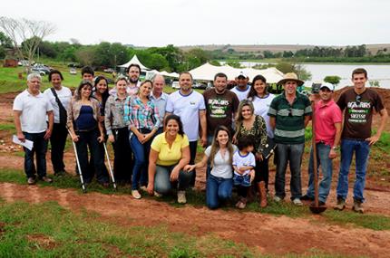 Entorno da ETE de Gardênia recebe primeiras mudas de árvores