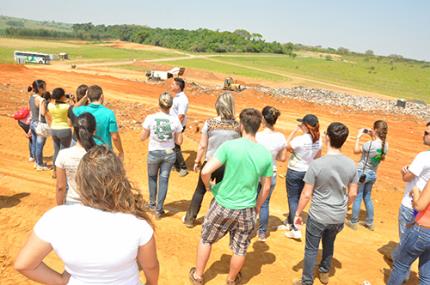 Grupo da Engenharia Ambiental visita aterro que é referência