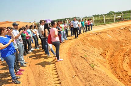 Grupo da Engenharia Ambiental visita aterro que é referência