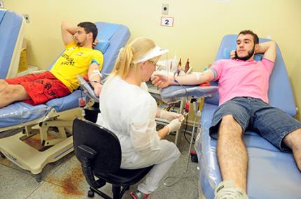 Estudantes fazem doação de sangue no núcleo de hemoterapia