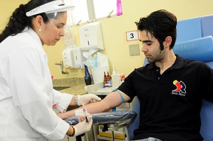 Estudantes fazem doação de sangue no núcleo de hemoterapia