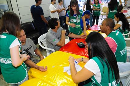 Trabalhadores passam por atendimentos de prevenção à saúde