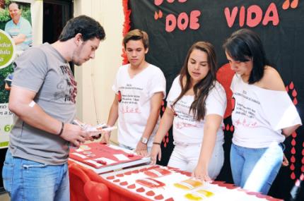 Acadêmicos de Enfermagem estimulam doação de sangue