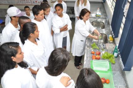 Escola da zona leste recebe projeto estimulador da ciência