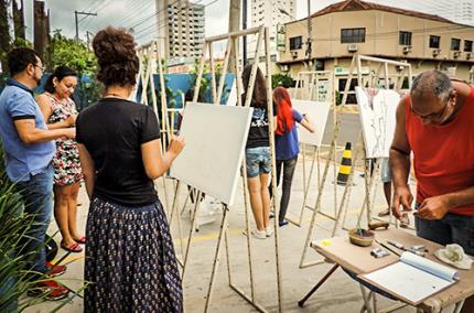 Pintura ao ar livre envolve alunos das Artes Visuais