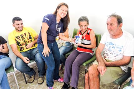 Universitário Cidadão antecipa Páscoa em abrigo de idosos