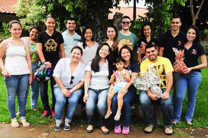 Universitário Cidadão antecipa Páscoa em abrigo de idosos 