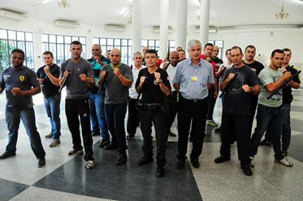 Vigilantes são treinados por policial que fez curso da Swat