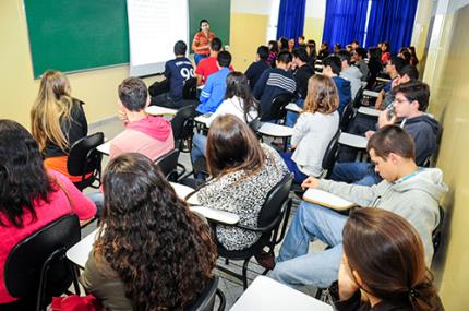 Ensino de qualidade motiva visita de alunos do ensino médio