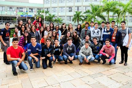 Ensino de qualidade motiva visita de alunos do ensino médio