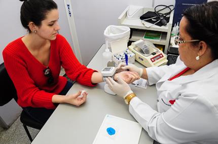 Frio causa baixa no banco de sangue, estudantes ajudam repor