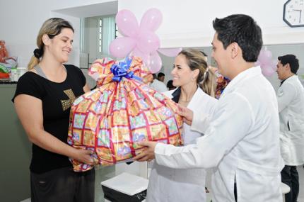 Acadêmicos de Fisioterapia entregam enxovais para grávidas
