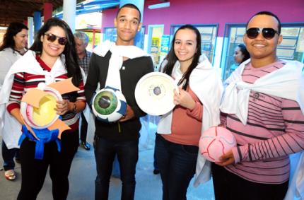 Estudantes desenvolvem maquete do olho para fins didáticos