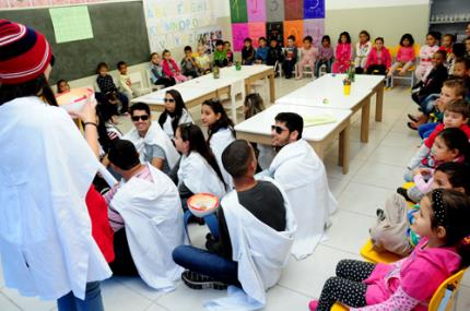 Estudantes desenvolvem maquete do olho para fins didáticos